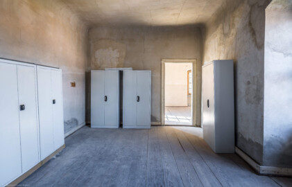 Schloss und Schlossgarten Schwetzingen - Schloss - Mittelbau - Von innen - 3. Obergeschoss - Westliche Räume - Raum 243 - Von Osten - Blick von der Tür zum westlichen Gang in den Raum; die Tür rechts der Bildmitte führt in den Raum 244; die (nicht sichtbare) Tür rechts davon führt in den kleinen Raum 245 (aufgenommen im März 2026, am frühen Nachmittag) Schloss und Schlossgarten Schwetzingen - Schloss - Mittelbau - Von innen - 3. Obergeschoss - Westliche Räume - Raum 243 - Von Osten - Blick von der Tür zum westlichen Gang in den Raum; die Tür rechts der Bildmitte führt in den Raum 244; die (nicht sichtbare) Tür rechts davon führt in den kleinen Raum 245 (aufgenommen im März 2026, am frühen Nachmittag)