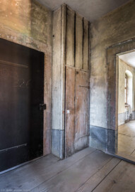 Schloss und Schlossgarten Schwetzingen - Schloss - Mittelbau - Von innen - 3. Obergeschoss - Südlicher Gang - Von Nordost - Blick von der Tür zum Raum 228 nach Südwest auf einen hölzernen Vorbau (dahinter verbirgt sich ein Abort/Abtritt), auf die eiserne Tür zum Treppenturm (links) und in den Raum 230 (rechts) (aufgenommen im März 2026, am frühen Nachmittag) Schloss und Schlossgarten Schwetzingen - Schloss - Mittelbau - Von innen - 3. Obergeschoss - Südlicher Gang - Von Nordost - Blick von der Tür zum Raum 228 nach Südwest auf einen hölzernen Vorbau (dahinter verbirgt sich ein Abort/Abtritt), auf die eiserne Tür zum Treppenturm (links) und in den Raum 230 (rechts) (aufgenommen im März 2026, am frühen Nachmittag)