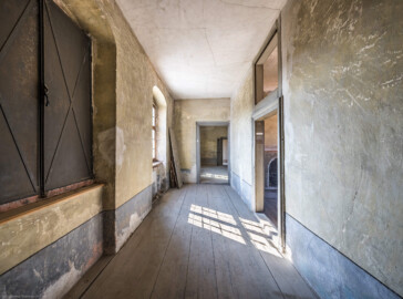 Schloss und Schlossgarten Schwetzingen - Schloss - Mittelbau - Von innen - 3. Obergeschoss - Südliche Räume - Raum 230 - Von Osten - Blick von der Tür zum südlichen Gang nach Westen in den Raum 230, danach in den Raum 231 (die Küche) und zuletzt in den westlichen Gang; rechts die Tür zum Raum 229 (aufgenommen im März 2026, am frühen Nachmittag) Schloss und Schlossgarten Schwetzingen - Schloss - Mittelbau - Von innen - 3. Obergeschoss - Südliche Räume - Raum 230 - Von Osten - Blick von der Tür zum südlichen Gang nach Westen in den Raum 230, danach in den Raum 231 (die Küche) und zuletzt in den westlichen Gang; rechts die Tür zum Raum 229 (aufgenommen im März 2026, am frühen Nachmittag)