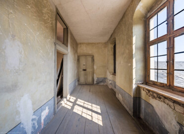 Schloss und Schlossgarten Schwetzingen - Schloss - Mittelbau - Von innen - 3. Obergeschoss - Südliche Räume - Raum 230 - Von Westen - Blick von der Tür zum Raum 231 (der Küche) nach Osten in den Raum 230; links die Tür zum Raum 229, in der Mitte die Tür zum südlichen Gang (aufgenommen im März 2026, am frühen Nachmittag) Schloss und Schlossgarten Schwetzingen - Schloss - Mittelbau - Von innen - 3. Obergeschoss - Südliche Räume - Raum 230 - Von Westen - Blick von der Tür zum Raum 231 (der Küche) nach Osten in den Raum 230; links die Tür zum Raum 229, in der Mitte die Tür zum südlichen Gang (aufgenommen im März 2026, am frühen Nachmittag)