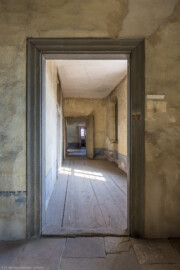 Schloss und Schlossgarten Schwetzingen - Schloss - Mittelbau - Von innen - 3. Obergeschoss - Südliche Räume - Raum 230 - Von Westen - Blick vom Raum 231 (der Küche) nach Osten in den Raum 230, danach in den südlichen Gang und ganz hinten am Fenster in den Raum des südlichen Turms (aufgenommen im März 2026, am Nachmittag) Schloss und Schlossgarten Schwetzingen - Schloss - Mittelbau - Von innen - 3. Obergeschoss - Südliche Räume - Raum 230 - Von Westen - Blick vom Raum 231 (der Küche) nach Osten in den Raum 230, danach in den südlichen Gang und ganz hinten am Fenster in den Raum des südlichen Turms (aufgenommen im März 2026, am Nachmittag)