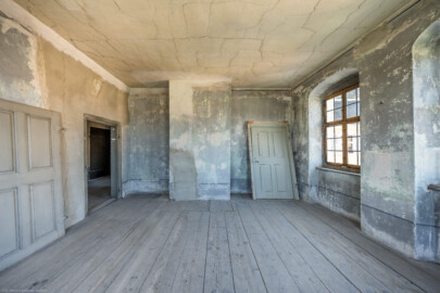 Schloss und Schlossgarten Schwetzingen - Schloss - Mittelbau - Von innen - 3. Obergeschoss - Südliche Räume - Raum 227 - Von Osten - Blick von den östlichen Fenstern nach Westen in den Raum; links die Tür zum südlichen Gang (aufgenommen im März 2026, am Nachmittag) Schloss und Schlossgarten Schwetzingen - Schloss - Mittelbau - Von innen - 3. Obergeschoss - Südliche Räume - Raum 227 - Von Osten - Blick von den östlichen Fenstern nach Westen in den Raum; links die Tür zum südlichen Gang (aufgenommen im März 2026, am Nachmittag)