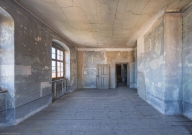 Schloss und Schlossgarten Schwetzingen - Schloss - Mittelbau - Von innen - 3. Obergeschoss - Südliche Räume - Raum 227 - Von Norden - Blick von den nördlichen Fenstern nach Süden in den Raum; rechts die Tür zum südlichen Gang (aufgenommen im März 2026, am Nachmittag) Schloss und Schlossgarten Schwetzingen - Schloss - Mittelbau - Von innen - 3. Obergeschoss - Südliche Räume - Raum 227 - Von Norden - Blick von den nördlichen Fenstern nach Süden in den Raum; rechts die Tür zum südlichen Gang (aufgenommen im März 2026, am Nachmittag)