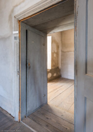 Schloss und Schlossgarten Schwetzingen - Schloss - Mittelbau - Von innen - 3. Obergeschoss - Westliche Räume - Raum 238 - Von Südosten - Blick vom Kamin im Raum 237 auf den (geschlossenen) Wandschrank im Durchgang zum Raum 238 (aufgenommen im März 2026, am Nachmittag) Schloss und Schlossgarten Schwetzingen - Schloss - Mittelbau - Von innen - 3. Obergeschoss - Westliche Räume - Raum 238 - Von Südosten - Blick vom Kamin im Raum 237 auf den (geschlossenen) Wandschrank im Durchgang zum Raum 238 (aufgenommen im März 2026, am Nachmittag)