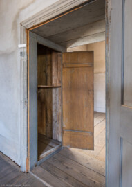 Schloss und Schlossgarten Schwetzingen - Schloss - Mittelbau - Von innen - 3. Obergeschoss - Westliche Räume - Raum 238 - Von Südosten - Blick vom Kamin im Raum 237 auf den (geöffneten) Wandschrank im Durchgang zum Raum 238 (aufgenommen im März 2026, am Nachmittag) Schloss und Schlossgarten Schwetzingen - Schloss - Mittelbau - Von innen - 3. Obergeschoss - Westliche Räume - Raum 238 - Von Südosten - Blick vom Kamin im Raum 237 auf den (geöffneten) Wandschrank im Durchgang zum Raum 238 (aufgenommen im März 2026, am Nachmittag)