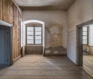 Schloss und Schlossgarten Schwetzingen - Schloss - Mittelbau - Von innen - 3. Obergeschoss - Westliche Räume - Raum 238 - Von Osten - Blick vom östlichen Wandschrank nach Westen in den Raum; links die Tür zum Raum 237, rechts zum Raum 239 (aufgenommen im März 2026, am Nachmittag) Schloss und Schlossgarten Schwetzingen - Schloss - Mittelbau - Von innen - 3. Obergeschoss - Westliche Räume - Raum 238 - Von Osten - Blick vom östlichen Wandschrank nach Westen in den Raum; links die Tür zum Raum 237, rechts zum Raum 239 (aufgenommen im März 2026, am Nachmittag)