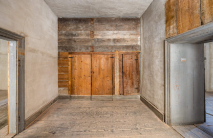 Schloss und Schlossgarten Schwetzingen - Schloss - Mittelbau - Von innen - 3. Obergeschoss - Westliche Räume - Raum 238 - Von Westen - Blick vom Fenster nach Osten in den Raum und auf den (geschlossenen) Wandschrank; links die Tür zum Raum 239, rechts zum Raum 237 (aufgenommen im März 2026, am Nachmittag) Schloss und Schlossgarten Schwetzingen - Schloss - Mittelbau - Von innen - 3. Obergeschoss - Westliche Räume - Raum 238 - Von Westen - Blick vom Fenster nach Osten in den Raum und auf den (geschlossenen) Wandschrank; links die Tür zum Raum 239, rechts zum Raum 237 (aufgenommen im März 2026, am Nachmittag)