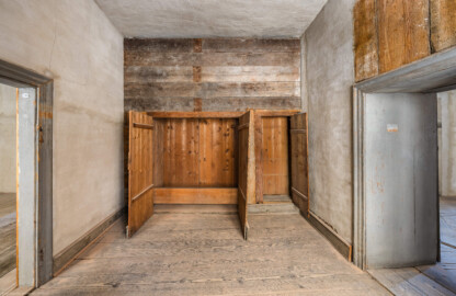 Schloss und Schlossgarten Schwetzingen - Schloss - Mittelbau - Von innen - 3. Obergeschoss - Westliche Räume - Raum 238 - Von Westen - Blick vom Fenster nach Osten in den Raum und auf den (geöffneten) Wandschrank; links die Tür zum Raum 239, rechts zum Raum 237 (aufgenommen im März 2026, am Nachmittag) Schloss und Schlossgarten Schwetzingen - Schloss - Mittelbau - Von innen - 3. Obergeschoss - Westliche Räume - Raum 238 - Von Westen - Blick vom Fenster nach Osten in den Raum und auf den (geöffneten) Wandschrank; links die Tür zum Raum 239, rechts zum Raum 237 (aufgenommen im März 2026, am Nachmittag)