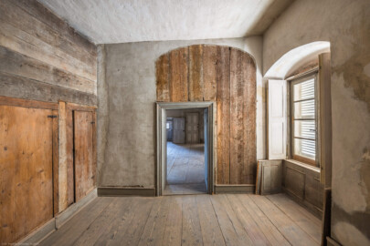 Schloss und Schlossgarten Schwetzingen - Schloss - Mittelbau - Von innen - 3. Obergeschoss - Westliche Räume - Raum 238 - Von Norden - Blick von der Tür zum Raum 239 nach Süden in den Raum und durch die Tür in den Raum 237; links der Wandschrank (aufgenommen im März 2026, am Nachmittag) Schloss und Schlossgarten Schwetzingen - Schloss - Mittelbau - Von innen - 3. Obergeschoss - Westliche Räume - Raum 238 - Von Norden - Blick von der Tür zum Raum 239 nach Süden in den Raum und durch die Tür in den Raum 237; links der Wandschrank (aufgenommen im März 2026, am Nachmittag)