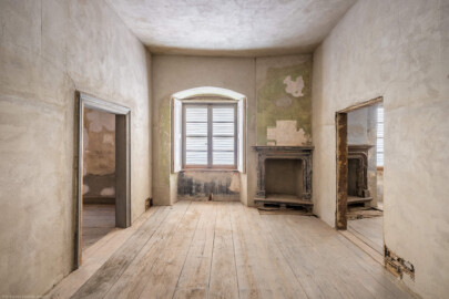 Schloss und Schlossgarten Schwetzingen - Schloss - Mittelbau - Von innen - 3. Obergeschoss - Westliche Räume - Raum 239 - Von Osten - Blick von der Tür zum Gang nach Westen in den Raum und auf den Kamin; links die Tür zum Raum 238, rechts zum Raum 240 (aufgenommen im März 2026, am Nachmittag) Schloss und Schlossgarten Schwetzingen - Schloss - Mittelbau - Von innen - 3. Obergeschoss - Westliche Räume - Raum 239 - Von Osten - Blick von der Tür zum Gang nach Westen in den Raum und auf den Kamin; links die Tür zum Raum 238, rechts zum Raum 240 (aufgenommen im März 2026, am Nachmittag)