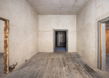 Schloss und Schlossgarten Schwetzingen - Schloss - Mittelbau - Von innen - 3. Obergeschoss - Westliche Räume - Raum 239 - Von Westen - Blick vom Fenster nach Osten in den Raum und auf die Tür zum Gang; links die Tür zum Raum 240, rechts zum Raum 238 (aufgenommen im März 2026, am Nachmittag) Schloss und Schlossgarten Schwetzingen - Schloss - Mittelbau - Von innen - 3. Obergeschoss - Westliche Räume - Raum 239 - Von Westen - Blick vom Fenster nach Osten in den Raum und auf die Tür zum Gang; links die Tür zum Raum 240, rechts zum Raum 238 (aufgenommen im März 2026, am Nachmittag)