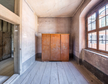 Schloss und Schlossgarten Schwetzingen - Schloss - Mittelbau - Von innen - 3. Obergeschoss - Südliche Räume - Raum 228 - Von Osten - Blick von der Ostwand nach Westen in den Raum; links die Tür zum südlichen Gang (aufgenommen im März 2026, am frühen Nachmittag) Schloss und Schlossgarten Schwetzingen - Schloss - Mittelbau - Von innen - 3. Obergeschoss - Südliche Räume - Raum 228 - Von Osten - Blick von der Ostwand nach Westen in den Raum; links die Tür zum südlichen Gang (aufgenommen im März 2026, am frühen Nachmittag)