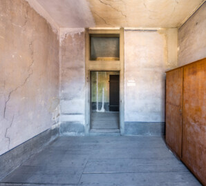 Schloss und Schlossgarten Schwetzingen - Schloss - Mittelbau - Von innen - 3. Obergeschoss - Südliche Räume - Raum 228 - Von Norden - Blick vom Fenster nach Süden in den Raum; mittig die Tür zum südlichen Gang (aufgenommen im März 2026, am frühen Nachmittag) Schloss und Schlossgarten Schwetzingen - Schloss - Mittelbau - Von innen - 3. Obergeschoss - Südliche Räume - Raum 228 - Von Norden - Blick vom Fenster nach Süden in den Raum; mittig die Tür zum südlichen Gang (aufgenommen im März 2026, am frühen Nachmittag)