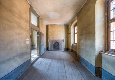 Schloss und Schlossgarten Schwetzingen - Schloss - Mittelbau - Von innen - 3. Obergeschoss - Südliche Räume - Raum 229 - Von Osten - Blick von der Ostwand nach Westen in den Raum und auf den Kamin; links die Tür zum Raum 230 (aufgenommen im März 2026, am frühen Nachmittag) Schloss und Schlossgarten Schwetzingen - Schloss - Mittelbau - Von innen - 3. Obergeschoss - Südliche Räume - Raum 229 - Von Osten - Blick von der Ostwand nach Westen in den Raum und auf den Kamin; links die Tür zum Raum 230 (aufgenommen im März 2026, am frühen Nachmittag)