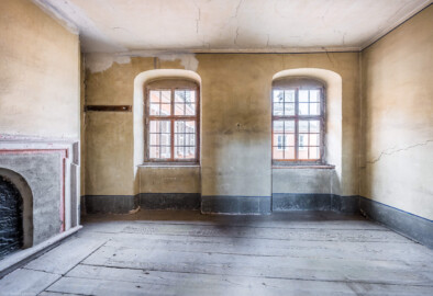 Schloss und Schlossgarten Schwetzingen - Schloss - Mittelbau - Von innen - 3. Obergeschoss - Südliche Räume - Raum 229 - Von Süden - Blick von der Tür nach Norden in den Raum und auf den Kamin (aufgenommen im März 2026, am frühen Nachmittag) Schloss und Schlossgarten Schwetzingen - Schloss - Mittelbau - Von innen - 3. Obergeschoss - Südliche Räume - Raum 229 - Von Süden - Blick von der Tür nach Norden in den Raum und auf den Kamin (aufgenommen im März 2026, am frühen Nachmittag)