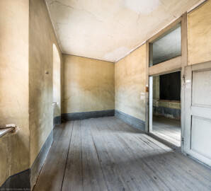 Schloss und Schlossgarten Schwetzingen - Schloss - Mittelbau - Von innen - 3. Obergeschoss - Südliche Räume - Raum 229 - Von Westen - Blick vom Kamin nach Osten in den Raum; rechts die Tür zum Raum 230 (aufgenommen im März 2026, am frühen Nachmittag) Schloss und Schlossgarten Schwetzingen - Schloss - Mittelbau - Von innen - 3. Obergeschoss - Südliche Räume - Raum 229 - Von Westen - Blick vom Kamin nach Osten in den Raum; rechts die Tür zum Raum 230 (aufgenommen im März 2026, am frühen Nachmittag)