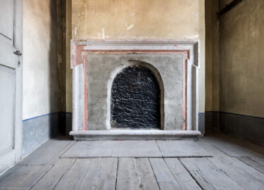 Schloss und Schlossgarten Schwetzingen - Schloss - Mittelbau - Von innen - 3. Obergeschoss - Südliche Räume - Raum 229 - Von Osten - Blick auf den Kamin (aufgenommen im März 2026, am frühen Nachmittag) Schloss und Schlossgarten Schwetzingen - Schloss - Mittelbau - Von innen - 3. Obergeschoss - Südliche Räume - Raum 229 - Von Osten - Blick auf den Kamin (aufgenommen im März 2026, am frühen Nachmittag)