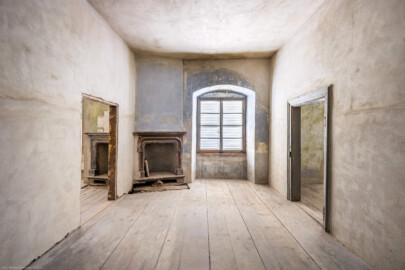 Schloss und Schlossgarten Schwetzingen - Schloss - Mittelbau - Von innen - 3. Obergeschoss - Westliche Räume - Raum 240 - Von Osten - Blick von der Tür zum Gang nach Westen in den Raum und auf den Kamin; links die Tür zum Raum 239, rechts zum Raum 241 (aufgenommen im März 2026, am frühen Nachmittag) Schloss und Schlossgarten Schwetzingen - Schloss - Mittelbau - Von innen - 3. Obergeschoss - Westliche Räume - Raum 240 - Von Osten - Blick von der Tür zum Gang nach Westen in den Raum und auf den Kamin; links die Tür zum Raum 239, rechts zum Raum 241 (aufgenommen im März 2026, am frühen Nachmittag)