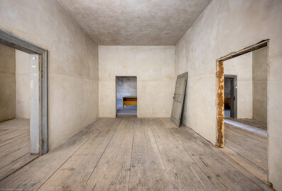 Schloss und Schlossgarten Schwetzingen - Schloss - Mittelbau - Von innen - 3. Obergeschoss - Westliche Räume - Raum 240 - Von Westen - Blick vom Fenster nach Osten in den Raum; links die Tür zum Raum 241, rechts zum Raum 239, in der Mitte die Tür zum westlichen Gang (aufgenommen im März 2026, am Nachmittag) Schloss und Schlossgarten Schwetzingen - Schloss - Mittelbau - Von innen - 3. Obergeschoss - Westliche Räume - Raum 240 - Von Westen - Blick vom Fenster nach Osten in den Raum; links die Tür zum Raum 241, rechts zum Raum 239, in der Mitte die Tür zum westlichen Gang (aufgenommen im März 2026, am Nachmittag)