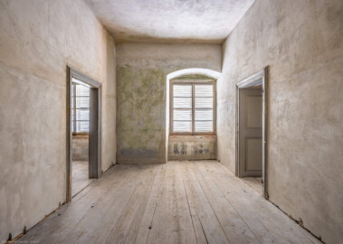 Schloss und Schlossgarten Schwetzingen - Schloss - Mittelbau - Von innen - 3. Obergeschoss - Westliche Räume - Raum 241 - Von Osten - Blick von der Tür zum Gang nach Westen in den Raum; links die Tür zum Raum 240, rechts die Tür zum Raum 242 (aufgenommen im März 2026, am Nachmittag) Schloss und Schlossgarten Schwetzingen - Schloss - Mittelbau - Von innen - 3. Obergeschoss - Westliche Räume - Raum 241 - Von Osten - Blick von der Tür zum Gang nach Westen in den Raum; links die Tür zum Raum 240, rechts die Tür zum Raum 242 (aufgenommen im März 2026, am Nachmittag)