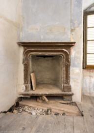 Schloss und Schlossgarten Schwetzingen - Schloss - Mittelbau - Von innen - 3. Obergeschoss - Westliche Räume - Raum 240 - Von Osten - Blick auf den Kamin (aufgenommen im März 2026, am Nachmittag) Schloss und Schlossgarten Schwetzingen - Schloss - Mittelbau - Von innen - 3. Obergeschoss - Westliche Räume - Raum 240 - Von Osten - Blick auf den Kamin (aufgenommen im März 2026, am Nachmittag)