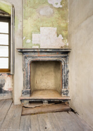 Schloss und Schlossgarten Schwetzingen - Schloss - Mittelbau - Von innen - 3. Obergeschoss - Westliche Räume - Raum 239 - Von Osten - Blick auf den Kamin (aufgenommen im März 2026, am Nachmittag) Schloss und Schlossgarten Schwetzingen - Schloss - Mittelbau - Von innen - 3. Obergeschoss - Westliche Räume - Raum 239 - Von Osten - Blick auf den Kamin (aufgenommen im März 2026, am Nachmittag)