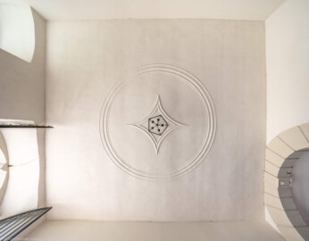 Schloss und Schlossgarten Schwetzingen - Schloss - Mittelbau - Erdgeschoss - Durchgang zum Garten - Westlicher Raum - Von unten - Zentraler Blick nach oben im westlichen Raum des zweiräumigen Durchgangs in den Schlossgarten; links im Bild ist Westen; links unten das geschmiedete Eisengittertor hin zum Garten, rechts unten der Rundbogen mit Schlussstein hin zum östlichen Raum des Durchgangs; an der Decke einfache Stuckverzierungen, in der Mitte eine Laterne (Mittelbau: Länge Westseite ca. 45 Meter, Breite Süd-/Nordseite ca. 38 Meter; Wiederaufbau / Erweiterung: 1698-1717; Architekt: Johann Adam Breunig) (aufgenommen im April 2026, am späten Nachmittag) Schloss und Schlossgarten Schwetzingen - Schloss - Mittelbau - Erdgeschoss - Durchgang zum Garten - Westlicher Raum - Von unten - Zentraler Blick nach oben im westlichen Raum des zweiräumigen Durchgangs in den Schlossgarten; links im Bild ist Westen; links unten das geschmiedete Eisengittertor hin zum Garten, rechts unten der Rundbogen mit Schlussstein hin zum östlichen Raum des Durchgangs; an der Decke einfache Stuckverzierungen, in der Mitte eine Laterne (Mittelbau: Länge Westseite ca. 45 Meter, Breite Süd-/Nordseite ca. 38 Meter; Wiederaufbau / Erweiterung: 1698-1717; Architekt: Johann Adam Breunig) (aufgenommen im April 2026, am späten Nachmittag)