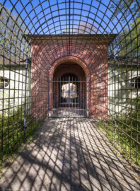 Schloss und Schlossgarten Schwetzingen - Garten - Badhausanlage - Perspektiv - Von Süden - Blick vom Laubengang (Berceau de treillage) nach Norden auf den mittleren Teil der Anlage, auf das schmiedeeiserne Tor, in den zentralen Innenraum, in die Grotte und auf die gemalte Landschaft ("Das Ende der Welt") (Perspektiv: Abmessungen Länge x Breite x Höhe: Laubengang ca. 40 x 3,5 x 4,5 Meter, Bau ca. 16 x 4,5 bis 11 x 6,5 Meter, Bildwand ca. 9 x 1 x 7,5 Meter; Fertigstellung: 1775, Gesamtinstandsetzung: 1988-1991, Restaurierung Laubengang: 2022; Architekt: Nicolas de Pigage) (aufgenommen im April 2026, am späten Vormittag)