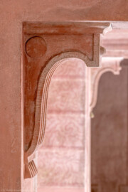 Schloss und Schlossgarten Schwetzingen - Garten - Badhausanlage - Perspektiv - Halle - Nordwestecke - Von Westen - Blick auf die Konsole oben am Wandpfeiler am nordwestlichen Abschluss der Halle (Perspektiv: Abmessungen Länge x Breite x Höhe: Laubengang ca. 40 x 3,5 x 4,5 Meter, Bau ca. 16 x 4,5 bis 11 x 6,5 Meter, Bildwand ca. 9 x 1 x 7,5 Meter; Fertigstellung: 1775, Gesamtinstandsetzung: 1988-1991, Restaurierung Laubengang: 2022; Architekt: Nicolas de Pigage) (aufgenommen im April 2026, am frühen Nachmittag)