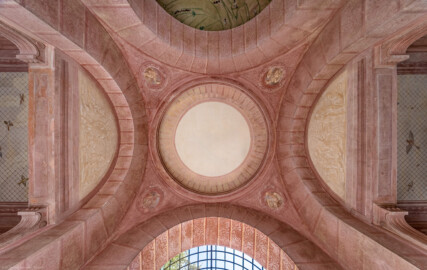 Schloss und Schlossgarten Schwetzingen - Garten - Badhausanlage - Perspektiv - Halle - Von unten - Zentraler Blick von der Mitte der Halle nach oben in die Kuppel, auf die vier Pendentife mit den Medaillons, die Rundbögen, die beiden Tympana mit den Grisaillen und die beiden Architrave; links und rechts die Decken der beiden Seitenflügel, oben (im Norden) die Felsengrotte, unten (im Süden) der Laubengang (Perspektiv: Abmessungen Länge x Breite x Höhe: Laubengang ca. 40 x 3,5 x 4,5 Meter, Bau ca. 16 x 4,5 bis 11 x 6,5 Meter, Bildwand ca. 9 x 1 x 7,5 Meter; Fertigstellung: 1775, Gesamtinstandsetzung: 1988-1991, Restaurierung Laubengang: 2022; Architekt: Nicolas de Pigage) (aufgenommen im April 2026, am frühen Nachmittag)