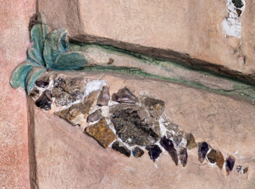 Schloss und Schlossgarten Schwetzingen - Garten - Badhausanlage - Perspektiv - Grotte - Blick auf Ausschmückungen der Felsengrotte (in der ganzen Grotte: u.a. Muscheln, Algen, Halbedelsteine und Mineralkristalle) (Perspektiv: Abmessungen Länge x Breite x Höhe: Laubengang ca. 40 x 3,5 x 4,5 Meter, Bau ca. 16 x 4,5 bis 11 x 6,5 Meter, Bildwand ca. 9 x 1 x 7,5 Meter; Fertigstellung: 1775, Gesamtinstandsetzung: 1988-1991, Restaurierung Laubengang: 2022; Architekt: Nicolas de Pigage) (aufgenommen im April 2026, am Nachmittag)