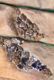 Schloss und Schlossgarten Schwetzingen - Garten - Badhausanlage - Perspektiv - Grotte - Blick auf Ausschmückungen der Felsengrotte (in der ganzen Grotte: u.a. Muscheln, Algen, Halbedelsteine und Mineralkristalle) (Perspektiv: Abmessungen Länge x Breite x Höhe: Laubengang ca. 40 x 3,5 x 4,5 Meter, Bau ca. 16 x 4,5 bis 11 x 6,5 Meter, Bildwand ca. 9 x 1 x 7,5 Meter; Fertigstellung: 1775, Gesamtinstandsetzung: 1988-1991, Restaurierung Laubengang: 2022; Architekt: Nicolas de Pigage) (aufgenommen im April 2026, am Nachmittag)