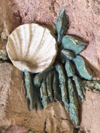 Schloss und Schlossgarten Schwetzingen - Garten - Badhausanlage - Perspektiv - Grotte - Blick auf Ausschmückungen der Felsengrotte (in der ganzen Grotte: u.a. Muscheln, Algen, Halbedelsteine und Mineralkristalle) (Perspektiv: Abmessungen Länge x Breite x Höhe: Laubengang ca. 40 x 3,5 x 4,5 Meter, Bau ca. 16 x 4,5 bis 11 x 6,5 Meter, Bildwand ca. 9 x 1 x 7,5 Meter; Fertigstellung: 1775, Gesamtinstandsetzung: 1988-1991, Restaurierung Laubengang: 2022; Architekt: Nicolas de Pigage) (aufgenommen im April 2026, am Nachmittag)