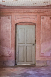 Schloss und Schlossgarten Schwetzingen - Garten - Badhausanlage - Perspektiv - Westlicher Flügel - Von Osten - Blick auf die westliche einflügelige Holztür; an der Decke die Illusion einer Voliere: ein Gitter, unter dem etliche fliegende Vögel zu sehen sind, darüber ein bewölkter Himmel; Decke und Wände sind mit gemalten rechteckigen Feldern gegliedert, die Ecken tragen Rosettenschmuck (Perspektiv: Abmessungen Länge x Breite x Höhe: Laubengang ca. 40 x 3,5 x 4,5 Meter, Bau ca. 16 x 4,5 bis 11 x 6,5 Meter, Bildwand ca. 9 x 1 x 7,5 Meter; Fertigstellung: 1775, Gesamtinstandsetzung: 1988-1991, Restaurierung Laubengang: 2022; Architekt: Nicolas de Pigage) (aufgenommen im April 2026, am späten Nachmittag)