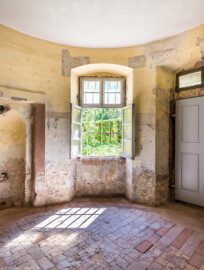 Schloss und Schlossgarten Schwetzingen - Garten - Badhausanlage - Badhausküche - Von innen - Rotunde - Von Norden - Blick von der Tür zum Heizraum nach Süden auf das gegenüber liegende Fenster; links die Nische für einen Wandschrank, rechts die Eingangstür (rechts) (Gesamter Bau: Länge x Breite (winkelförmig) ca. 13 x 11 Meter, Höhe (über Rotunde) ca. 8 Meter; Raum: Durchmesser ca. 5 Meter, Höhe ca. 3 Meter; Architekt: Nicolas de Pigage (1723-1796); Bauzeit: 1768-1772, Dachinstandsetzung: 1983-1985, Instandsetzung: 2013-2015) (aufgenommen im April 2026, am Nachmittag) Schloss und Schlossgarten Schwetzingen - Garten - Badhausanlage - Badhausküche - Von innen - Rotunde - Von Norden - Blick von der Tür zum Heizraum nach Süden auf das gegenüber liegende Fenster; links die Nische für einen Wandschrank, rechts die Eingangstür (rechts) (Gesamter Bau: Länge x Breite (winkelförmig) ca. 13 x 11 Meter, Höhe (über Rotunde) ca. 8 Meter; Raum: Durchmesser ca. 5 Meter, Höhe ca. 3 Meter; Architekt: Nicolas de Pigage (1723-1796); Bauzeit: 1768-1772, Dachinstandsetzung: 1983-1985, Instandsetzung: 2013-2015) (aufgenommen im April 2026, am Nachmittag)