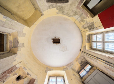 Schloss und Schlossgarten Schwetzingen - Garten - Badhausanlage - Badhausküche - Von innen - Rotunde - Von unten - Zentraler Blick von der Mitte des runden Eingangsraums nach oben auf die Decke; Süden ist im Bild unten; links der Durchgang zur Küche, oben der Durchgang zum Heizraum (Gesamter Bau: Länge x Breite (winkelförmig) ca. 13 x 11 Meter, Höhe (über Rotunde) ca. 8 Meter; Raum: Durchmesser ca. 5 Meter, Höhe ca. 3 Meter; Architekt: Nicolas de Pigage (1723-1796); Bauzeit: 1768-1772, Dachinstandsetzung: 1983-1985, Instandsetzung: 2013-2015) (aufgenommen im April 2026, am Nachmittag)