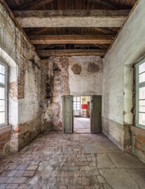 Schloss und Schlossgarten Schwetzingen - Garten - Badhausanlage - Badhausküche - Von innen - Küche - Von Südost - Zentraler Blick von der Ostwand in die Küche; rechts die Tür zur Rotunde, links davon eine Wandnische; die Decke ist teilweise abgebrochen, der Dachstuhl des Ostflügels und der Rotunde daher teilweise sichtbar (Gesamter Bau: Länge x Breite (winkelförmig) ca. 13 x 11 Meter, Höhe (über Rotunde) ca. 8 Meter; Raum: Länge x Breite x Höhe ca. 6 x 6 x 5,5 Meter; Architekt: Nicolas de Pigage (1723-1796); Bauzeit: 1768-1772, Dachinstandsetzung: 1983-1985, Instandsetzung: 2013-2015) (aufgenommen im April 2026, am Nachmittag) Schloss und Schlossgarten Schwetzingen - Garten - Badhausanlage - Badhausküche - Von innen - Küche - Von Südost - Zentraler Blick von der Ostwand in die Küche; rechts die Tür zur Rotunde, links davon eine Wandnische; die Decke ist teilweise abgebrochen, der Dachstuhl des Ostflügels und der Rotunde daher teilweise sichtbar (Gesamter Bau: Länge x Breite (winkelförmig) ca. 13 x 11 Meter, Höhe (über Rotunde) ca. 8 Meter; Raum: Länge x Breite x Höhe ca. 6 x 6 x 5,5 Meter; Architekt: Nicolas de Pigage (1723-1796); Bauzeit: 1768-1772, Dachinstandsetzung: 1983-1985, Instandsetzung: 2013-2015) (aufgenommen im April 2026, am Nachmittag)