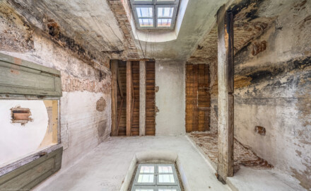 Schloss und Schlossgarten Schwetzingen - Garten - Badhausanlage - Badhausküche - Von innen - Küche - Von unten - Zentraler Blick von der Mitte des Küchenraums nach oben auf die Decke und in den Dachstuhl des Ostflügels; Norden ist im Bild unten; links der Durchgang zur Rotunde, rechts an der Mauer der Ansatz der ehemaligen Kaminabzugshaube (Gesamter Bau: Länge x Breite (winkelförmig) ca. 13 x 11 Meter, Höhe (über Rotunde) ca. 8 Meter; Raum: Länge x Breite x Höhe ca. 6 x 6 x 5,5 Meter; Architekt: Nicolas de Pigage (1723-1796); Bauzeit: 1768-1772, Dachinstandsetzung: 1983-1985, Instandsetzung: 2013-2015) (aufgenommen im April 2026, am Nachmittag)