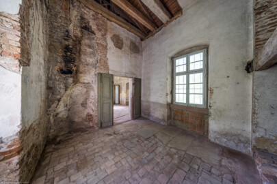 Schloss und Schlossgarten Schwetzingen - Garten - Badhausanlage - Badhausküche - Von innen - Küche - Von Südost - Blick vom Herdblock in die Küche; in der Mitte die Tür zur Rotunde, links davon eine Wandnische; die Decke ist teilweise abgebrochen, der Dachstuhl des Ostflügels daher teilweise sichtbar (Gesamter Bau: Länge x Breite (winkelförmig) ca. 13 x 11 Meter, Höhe (über Rotunde) ca. 8 Meter; Raum: Länge x Breite x Höhe ca. 6 x 6 x 5,5 Meter; Architekt: Nicolas de Pigage (1723-1796); Bauzeit: 1768-1772, Dachinstandsetzung: 1983-1985, Instandsetzung: 2013-2015) (aufgenommen im April 2026, am Nachmittag) Schloss und Schlossgarten Schwetzingen - Garten - Badhausanlage - Badhausküche - Von innen - Küche - Von Südost - Blick vom Herdblock in die Küche; in der Mitte die Tür zur Rotunde, links davon eine Wandnische; die Decke ist teilweise abgebrochen, der Dachstuhl des Ostflügels daher teilweise sichtbar (Gesamter Bau: Länge x Breite (winkelförmig) ca. 13 x 11 Meter, Höhe (über Rotunde) ca. 8 Meter; Raum: Länge x Breite x Höhe ca. 6 x 6 x 5,5 Meter; Architekt: Nicolas de Pigage (1723-1796); Bauzeit: 1768-1772, Dachinstandsetzung: 1983-1985, Instandsetzung: 2013-2015) (aufgenommen im April 2026, am Nachmittag)