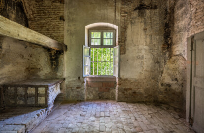 Schloss und Schlossgarten Schwetzingen - Garten - Badhausanlage - Badhausküche - Von innen - Küche - Von Norden - Blick vom nördlichen Fenster nach Süden in die Küche; links der Herdblock mit dem Schürloch, darüber der Ansatz der (ehemaligen) großen Kaminabzugshaube, rechts eine Wandnische und ganz rechts die Tür zur Rotunde (Gesamter Bau: Länge x Breite (winkelförmig) ca. 13 x 11 Meter, Höhe (über Rotunde) ca. 8 Meter; Raum: Länge x Breite x Höhe ca. 6 x 6 x 5,5 Meter; Architekt: Nicolas de Pigage (1723-1796); Bauzeit: 1768-1772, Dachinstandsetzung: 1983-1985, Instandsetzung: 2013-2015) (aufgenommen im April 2026, am späten Nachmittag)