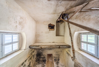 Schloss und Schlossgarten Schwetzingen - Garten - Badhausanlage - Badhausküche - Von innen - Heizraum - Von unten - Zentraler Blick nach oben in den Raum, auf die Decke und in die Kaminabzugshaube; Norden ist im Bild unten; rechts oben die Holzstiege in den Dachraum (Gesamter Bau: Länge x Breite (winkelförmig) ca. 13 x 11 Meter, Höhe (über Rotunde) ca. 8 Meter; Raum: Länge x Breite x Höhe ca. 6 x 6 x 5,5 Meter; Architekt: Nicolas de Pigage (1723-1796); Bauzeit: 1768-1772, Dachinstandsetzung: 1983-1985, Instandsetzung: 2013-2015) (aufgenommen im April 2026, am Nachmittag)