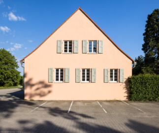 Schloss und Schlossgarten Schwetzingen - Sonstige Bauten im / Nähe Garten - Fuhrmannshaus (zwischen ehemaligem Hofgärtnerhaus und Schlosstheater) - Von Südost - Blick auf die Südostseite des Fuhrmannshauses (Architekt: Nicolas de Pigage (1723-1796); Bauzeit: 1773, Umbau: um 1903, Gesamtinstandsetzung: 1983; Abmessungen: Grundfäche ca. 22,5 x 11,5 Meter, Firsthöhe ca. 10,5 Meter) (aufgenommen im Mai 2026, am frühen Vormittag) Schloss und Schlossgarten Schwetzingen - Sonstige Bauten im / Nähe Garten - Fuhrmannshaus (zwischen ehemaligem Hofgärtnerhaus und Schlosstheater) - Von Südost - Blick auf die Südostseite des Fuhrmannshauses (Architekt: Nicolas de Pigage (1723-1796); Bauzeit: 1773, Umbau: um 1903, Gesamtinstandsetzung: 1983; Abmessungen: Grundfäche ca. 22,5 x 11,5 Meter, Firsthöhe ca. 10,5 Meter) (aufgenommen im Mai 2026, am frühen Vormittag)