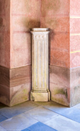 Schloss und Schlossgarten Schwetzingen - Garten - Badhausanlage - Perspektiv - Halle - Südosttecke - Von Nordwest - Blick auf eines der vier Marmorpostamente, ohne Vase (Perspektiv: Abmessungen Länge x Breite x Höhe: Laubengang ca. 40 x 3,5 x 4,5 Meter, Bau ca. 16 x 4,5 bis 11 x 6,5 Meter, Bildwand ca. 9 x 1 x 7,5 Meter; Fertigstellung: 1775, Gesamtinstandsetzung: 1988-1991, Restaurierung Laubengang: 2022; Architekt: Nicolas de Pigage) (aufgenommen im Mai 2026, um die Mittagszeit)