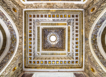 Schloss und Schlossgarten Schwetzingen - Garten - Badhausanlage - Östliches Achathäuschen - Von innen - Decke / Lichtschacht - Von unten - Blick nach oben auf die Decke und in den Lichtschacht, beide reich geschmückt; Westen ist im Bild unten (Bildhauer: Franz Conrad Linck (1730-1793), Datierung: um 1770-1775) (Achathäuschen: Abmessungen Breite x Tiefe x Höhe 3,2 x 3,0 x 6,4 Meter, Innenraum Breite x Tiefe ca. 2 x 2 Meter; Architekt: Nicolas de Pigage, Fertigstellung: um 1775, Instandsetzung: 1991 - 1995) (aufgenommen im Mai 2026, am Vormittag)