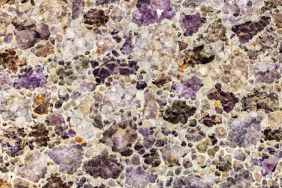 Schloss und Schlossgarten Schwetzingen - Garten - Badhausanlage - Östliches Achathäuschen - Von innen - Ostwand - Ausschnitt aus der großen, ovalen Kartusche an der Hinterwand, inkrustiert mit violetten Amethysten (Bildhauer: Franz Conrad Linck (1730-1793), Datierung: um 1770-1775) (Achathäuschen: Abmessungen Breite x Tiefe x Höhe 3,2 x 3,0 x 6,4 Meter, Innenraum Breite x Tiefe ca. 2 x 2 Meter; Architekt: Nicolas de Pigage, Fertigstellung: um 1775, Instandsetzung: 1991 - 1995) (aufgenommen im Mai 2026, am späten Vormittag)