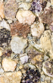 Schloss und Schlossgarten Schwetzingen - Garten - Badhausanlage - Östliches Achathäuschen - Von innen - Südwand - Ausschnitt aus dem unteren Teil des Rundbogens; Bogen inkrustiert mit Steinen, Mineralien und Kristallen (u.a. Quarze sowie Amethysten) (Bildhauer: Franz Conrad Linck (1730-1793), Datierung: um 1770-1775) (Achathäuschen: Abmessungen Breite x Tiefe x Höhe 3,2 x 3,0 x 6,4 Meter, Innenraum Breite x Tiefe ca. 2 x 2 Meter; Architekt: Nicolas de Pigage, Fertigstellung: um 1775, Instandsetzung: 1991 - 1995) (aufgenommen im Mai 2026, am späten Vormittag)