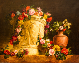 Schloss und Schlossgarten Schwetzingen - Garten - Badhaus - Von innen - Schreibzimmer - Stillleben - Von Süden - Blick auf die Supraporte; ein Stillleben: links eine Marmortrommel mit Thiasos, umrankt von einer bunten Blumengirlande, rechts ein Blumenkorb und eine mit Blumen bestückte Porphyrvase (Maler: Adolf Friedrich Harper (1725-1806), Datierung: wohl 1771, Öl auf Leinwand) (Gesamter Bau: Länge x Breite ca. 18 x 14 Meter, Höhe ca. 10 Meter; Architekt: Nicolas de Pigage (1723-1796); Bauzeit: 1768-1772; Gesamtinstandsetzung innen und außen: 1999-2006) (aufgenommen im Juni 2026, am späten Nachmittag)