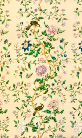 Schloss und Schlossgarten Schwetzingen - Garten - Badhaus - Von innen - Schlafzimmer - Tapete, links der Tür - Blick auf einen Ausschnitt aus der floralen Seidentapete; Tapete 2006 nachgewebt nach erhaltenen Resten der originalen chinesischen Seidentapete; gesamte Tapete zeigt auf gelbem Grund: Weißohrhäherlinge, exotische Schmetterlinge, Blattranken und aufgeblühten weiße Chrysanthemen, rosa Päonien, rosa Lotus und blaue Passionsblumen (Gesamter Bau: Länge x Breite ca. 18 x 14 Meter, Höhe ca. 10 Meter; Architekt: Nicolas de Pigage (1723-1796); Bauzeit: 1768-1772; Gesamtinstandsetzung innen und außen: 1999-2006) (aufgenommen im Juni 2026, am späten Nachmittag)