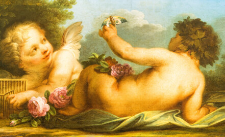 Schloss und Schlossgarten Schwetzingen - Garten - Badhaus - Von innen - Schlafzimmer - Kamin / Südwand - Ausschnitt aus dem Gemälde am Kamintrumeau; rechts ein Putto in Rückenansicht, auf seinem rechten Arm lagernd, in der linken Hand ein Schmetterling; links ein weiterer Putto, in seinen Händen ein geöffneter Käfig, nach dem Schmetterling schauend (Maler: Nicolas Guibal (1725-1784), Datierung: wohl um 1770 bis 1772) (Gesamter Bau: Länge x Breite ca. 18 x 14 Meter, Höhe ca. 10 Meter; Architekt: Nicolas de Pigage (1723-1796); Bauzeit: 1768-1772; Gesamtinstandsetzung innen und außen: 1999-2006) (aufgenommen im Juni 2026, am Nachmittag)