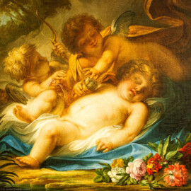 Schloss und Schlossgarten Schwetzingen - Garten - Badhaus - Von innen - Schlafzimmer - Nordwand - Ausschnitt aus der Supraporte; Darstellung eines auf dem Rücken liegenden schlafenden Putto, auf weißen und blauen Tüchern gebettet, in der rechten Hand ein Köcher mit Pfeilen (daher als Armor interpretierbar); zwei weitere Putti beim Stehlen von Bogen und Köcher; vorne rechts verschiedenfarbige, vollaufgeblühte Centifolien-Rosen (Maler: Nicolas Guibal (1725-1784) zugeschrieben, Datierung: unbekannt, keine Signatur) (Gesamter Bau: Länge x Breite ca. 18 x 14 Meter, Höhe ca. 10 Meter; Architekt: Nicolas de Pigage (1723-1796); Bauzeit: 1768-1772; Gesamtinstandsetzung innen und außen: 1999-2006) (aufgenommen im Juni 2026, am Nachmittag)